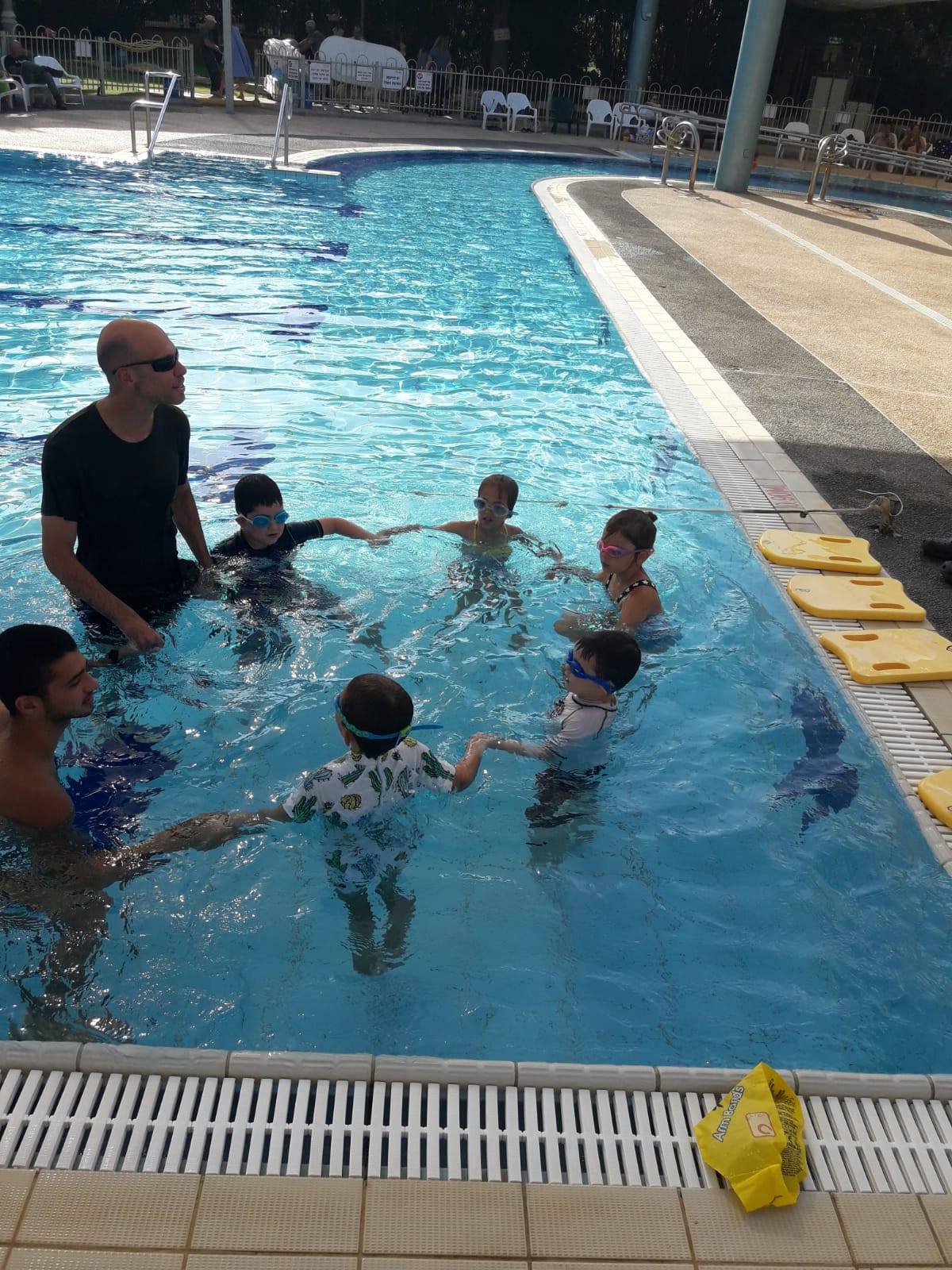 לימוד שחייה בבריכה